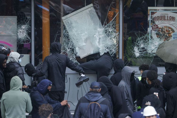 Penjarahan Massal di Perancis: Toko-toko Paris Diserbu, Polisi Tak Melawan