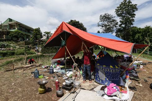 Elis Gelisah, 3 Jam Menunggu Kabar Ibunya yang Tertimbun Reruntuhan Saat Gempa di Cianjur