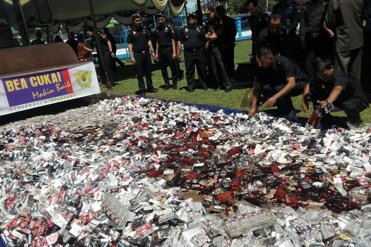 Bea dan Cukai Bengkulu memusnahkan rokok, minuman, dan alat bantu seks ilegal dengan cara digilas dan dibakar.