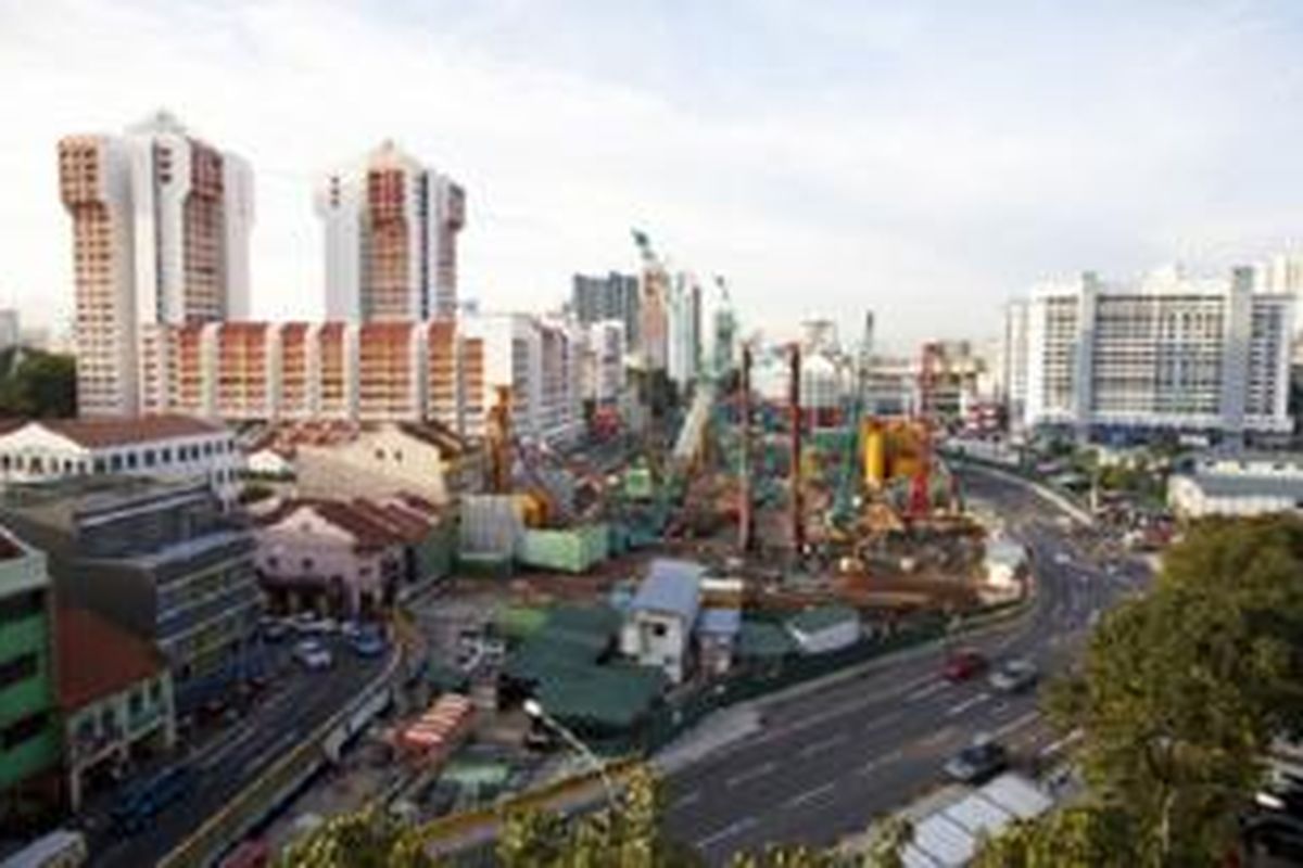 Lokasi pembangunan jalur MRT bawah tanah di Jalan Besar, Singapura. Terlihat tikungan buatan yang bertujuan untuk jalur kendaraan bermotor selama pembangunan stasiun bawang tanah
