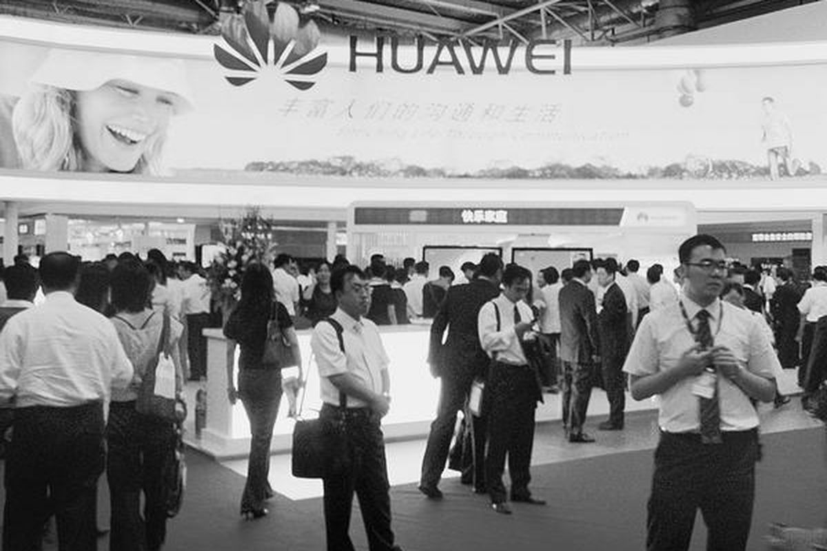 Perusahaan teknologi telekomunikasi di China, Huawei Technologies Co Ltd, menempatkan stan pameran di tempat pameran komunikasi dan nirkabel di Beijing, China, Kamis (17/9). Ribuan pengunjung memadati pameran teknologi telekomunikasi tersebut.