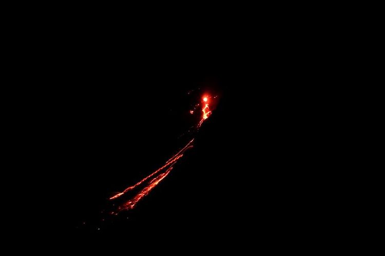 Luncuran lava pijar Gunung Semeru sejauh 1,5 kilometer, Jumat (17/2/2023)