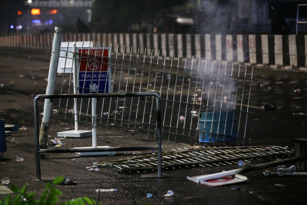 Sejumlah fasilitas umum mengalami kerusakan saat demonstrasi menolak UU Cipta Kerja di Jakarta, Kamis (8/10/2020). Halte transjakarta, alat berat, pos polisi, kendaraan dirusak dan dibakar massa.