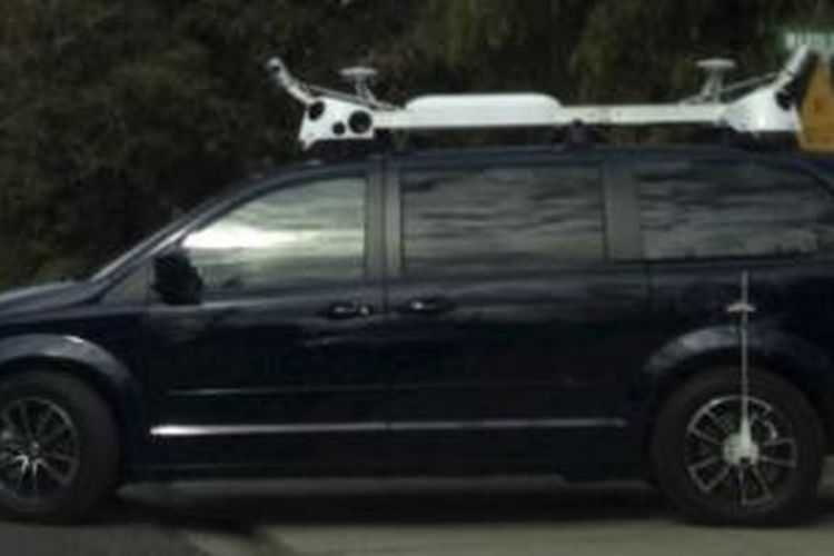 Mobil misterius Apple yang dilengkapi dengan sistem kamera Light Detection and Ranging di bagian atapnya.