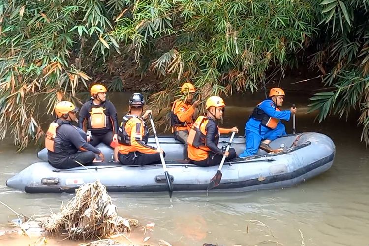 Tim SAR gabungan melakukan pencarian terhadap anak tenggelam di sungai Song, Kabupaten Tulungagung Jawa Timur, Kamis (03/11/2022).