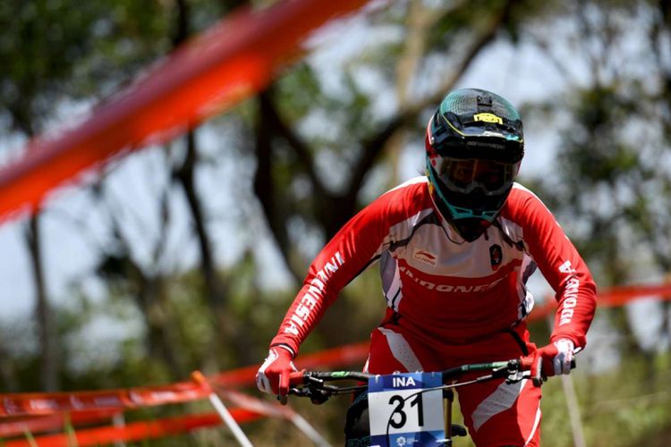 Atlet Balap Sepeda Indonesia Tiara Andini Prastika tampil di Seeding Run nomor Women Elite Downhill pada Asian Games ke-18 Tahun 2018 di Khe Bun Hill, Subang, Jawa Barat, Senin (20/8/2018).