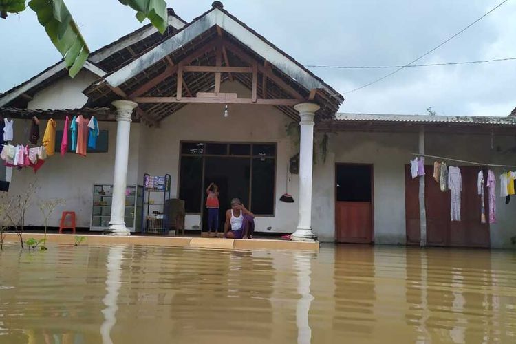 Suasana banjir yang melanda Dusun Brangkal, Desa Brangkal, Kecamatan Bandar Kedungmulyo, Kabupaten Jombang, Jawa Timur, Selasa (3/3/2020).