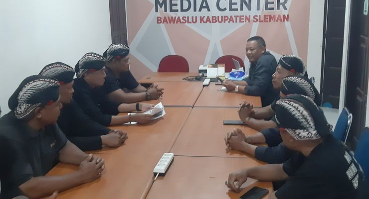 Foto Bersama Paslon, Empat Lurah Dilaporkan ke Bawaslu Sleman