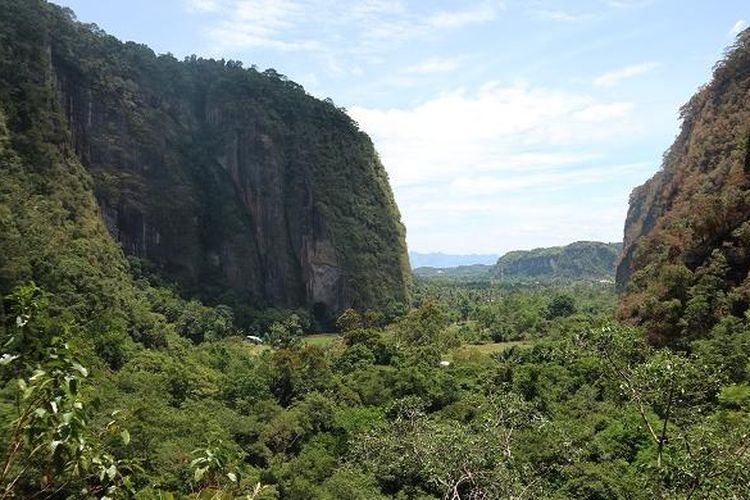 Panorama Lembah Harau dilihat dari puncak Bukit Panorama yang terletak tak jauh dari Air Terjun Akar Berayun. Perjalanan ke puncak bukit berkisar 200 meter.