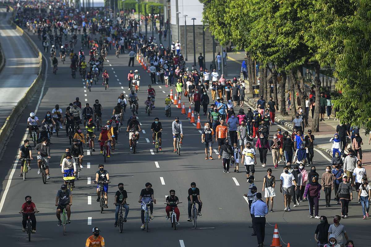 Warga berolahraga saat hari bebas berkendara atau car free day (CFD) di kawasan Jalan MH Thamrin, Jakarta, Minggu (21/6/2020). Dinas Perhubungan (Dishub) Provinsi DKI Jakarta memisahkan jalur untuk pesepeda, olahraga lari, dan jalan kaki saat CFD pertama pada masa pembatasan sosial berskala besar (PSBB) transisi.