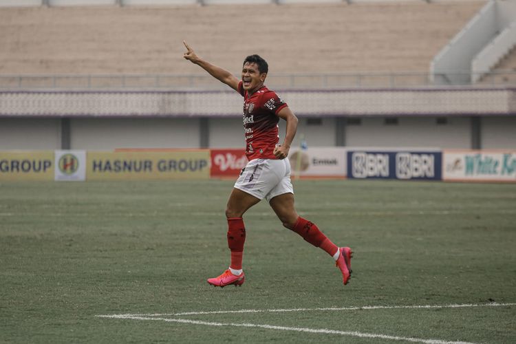 Gelandang Rizky Pellu berselebrasi usai mencetak gol ke gawang Barito Putera pada laga lanjutan pekan kedua Liga 1 2021-2022 di Stadion Indomilk Arena, Tangerang, Sabtu (11/9/2021). 