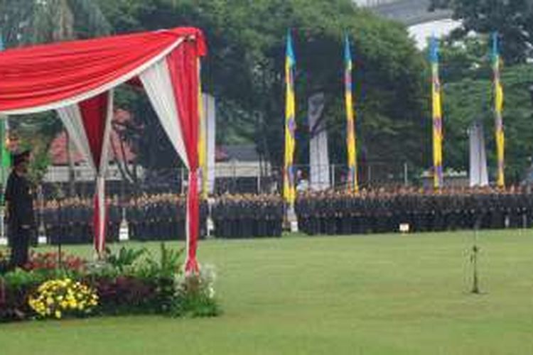 Kapolri Jenderal Pol Badrodin Haiti memimpin upacara HUT Bhayangkara ke-70 di Lapangan Bhayangkara, Jakarta, Jumat (1/7/2016).