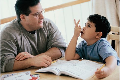 Ayah, Jangan Biasakan Anak Belajar hingga Tengah Malam 