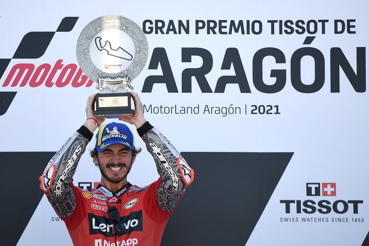 Pebalap Ducati asal Italia Francesco Bagnaia melakukan selebrasi di podium seusai menjuarai MotoGP Aragon di Sirkuit Motorland di Alcaniz pada 12 September 2021.