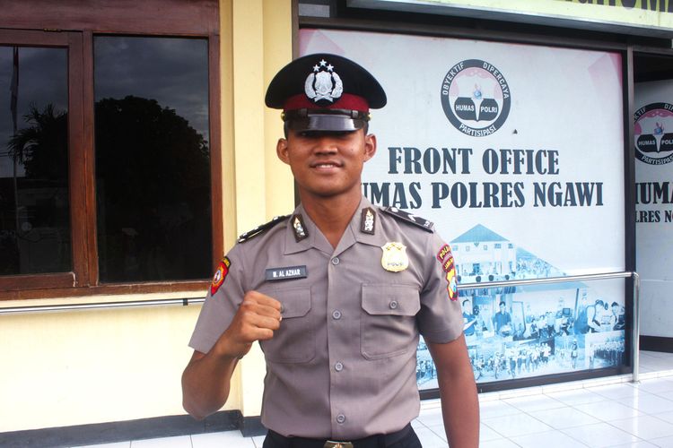 Muhammad Al Azhar (19) menjadi lulusan terbaik dengan nilai 80,125 dari 685 siswa bintara di Sekolah Polisi Negara (SPN) Polisi Daerah Jawa Timur tahun 2020.