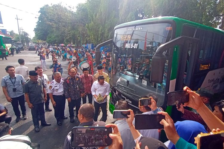 Pj Gubernur Jawa Timur Adhy Karyono bersama jajaran forkopimda Pemkab Bangkalan saat meresmikan operasional Bus Trans Jatim Koridor V di Pendopo Agung Pratanu, Bangkalan, Senin (30/9/2024).
