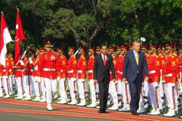 Presiden Joko Widodo mendampingi Presiden Turki Recep Tayyip Erdogan saat upacara kehormatan digelar di Istana Merdeka, Jumat (31/7/2015).