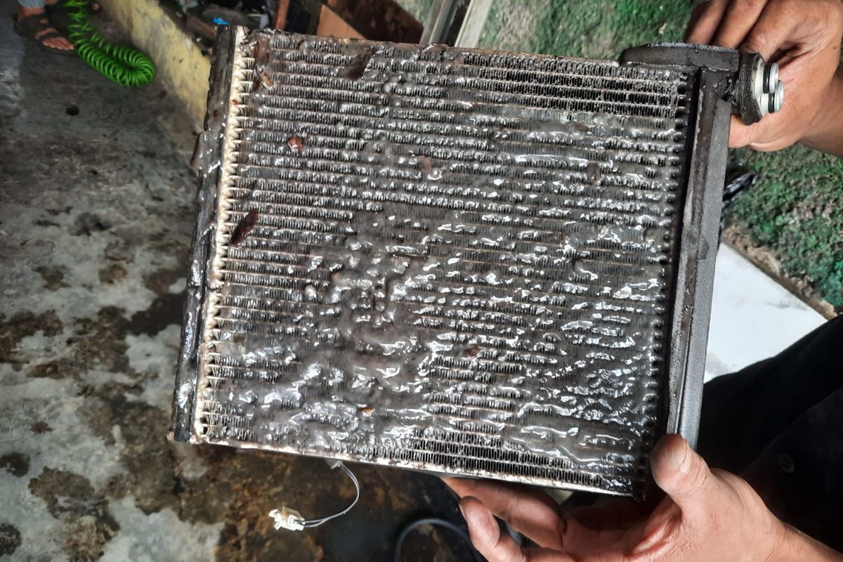 Evaporator AC mobil kotor