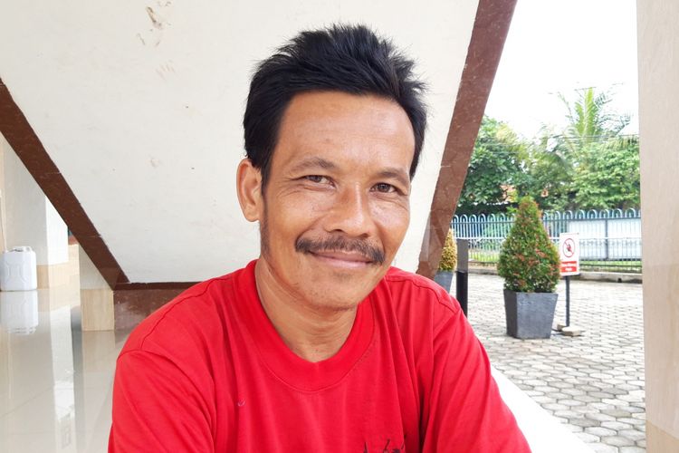 Soleh (45), tukang solder panci keliling saat berbincang dengan Kompas.com, Selasa (5/2/2019)