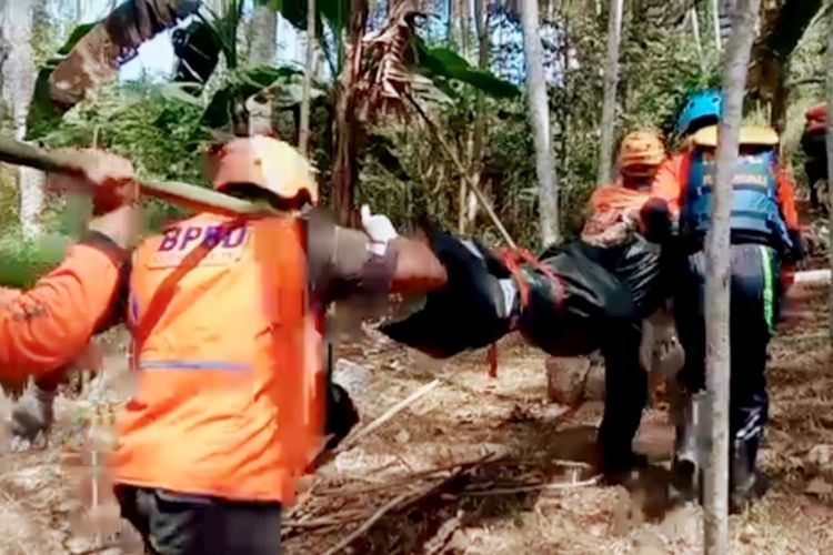 personel BPBD Kabupaten Malang saat mengevakuasi korban terseret aliran sungai Brantas, Senin (1/8/2022).