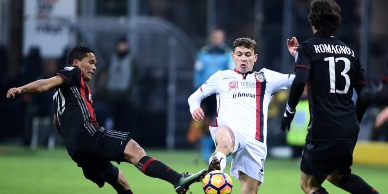 Striker AC Milan, Carlos Bacca, berduel dengan gelandang Cagliari, Nicolo Barella, saat kedua tim bertemu pada partai lanjutan Serie A di San Siro, Minggu (8/1/2017).