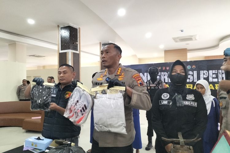 Kepala Kepolisian Resor Kota (Kapolresta) Solo Kombes Pol Iwan Saktiadi saat menujukan barang bukti kasus pencabulan guru Taekwondo, pada Jumat (24/3/2023).