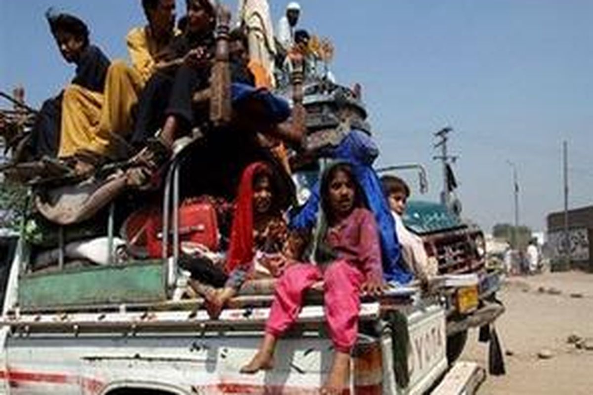 Warga melarikan diri dari wilayah yang dilanda konflik, Khyber. Wilayah ini menjadi target operasi militer Pakistan untuk menumpas militan Taliban.