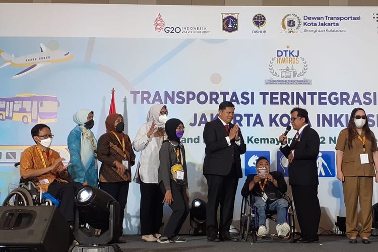 Ketua DTKJ Haris Muhammadun dan penyandang disabilitas dalam acara DTKJ Awards 2022, Selasa (22/11/2022).