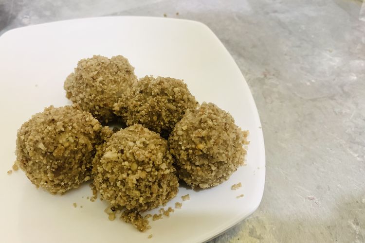 Ronde kering salah satu menu pilihan kuliner legendaris Ronde Titoni, yang terbuat dari bola-bola ketan yang ditaburi kacang dihidangkan dengan kuah jahe.