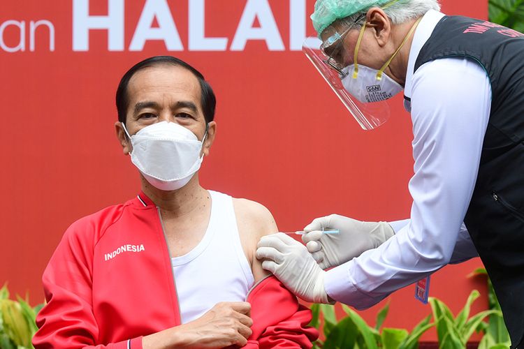 Presiden Joko Widodo (kiri) disuntik dosis kedua vaksin Covid-19 produksi Sinovac oleh vaksinator Wakil Ketua Dokter Kepresidenan Prof Abdul Mutalib di halaman tengah Istana Merdeka, Jakarta, Rabu (27/1/2021). Penyuntikan dosis kedua vaksin Covid-19 ke Presiden Joko Widodo tersebut sebagai lanjutan vaksinasi tahap pertama 13 Januari 2021 .