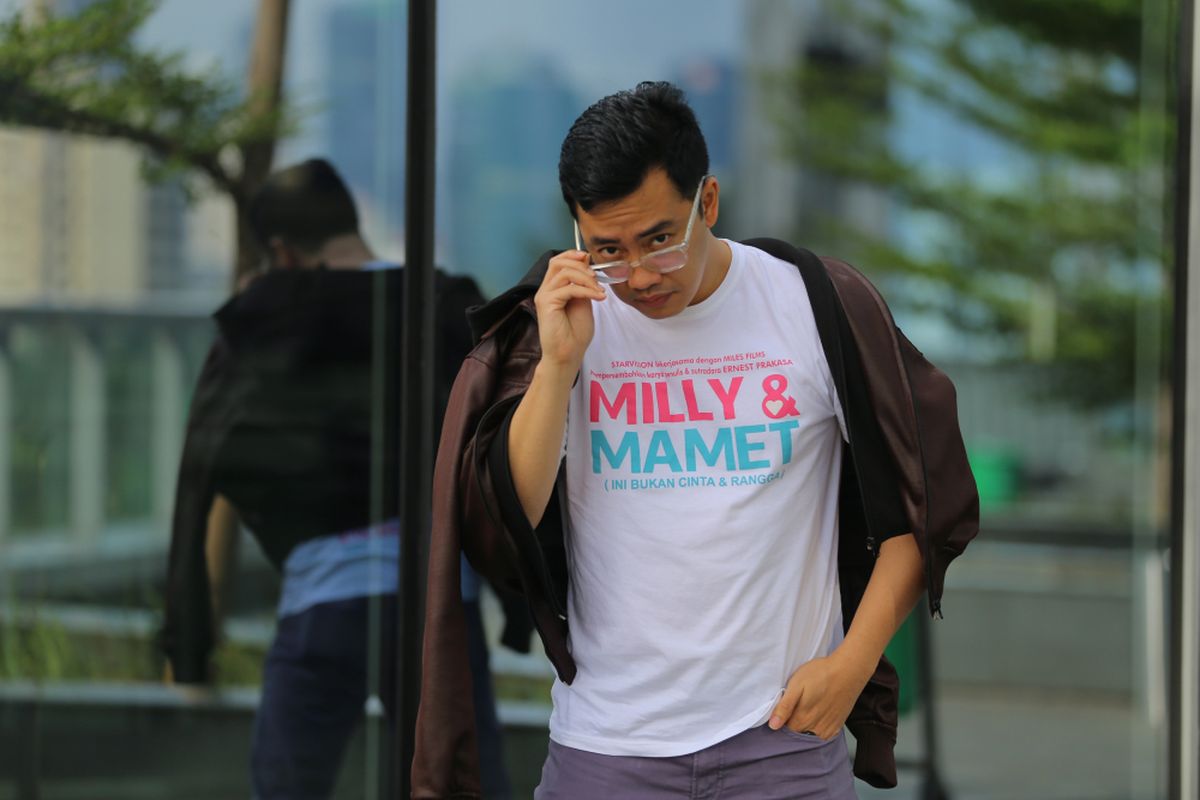 Aktor Dennis Adishwara berpose di sela-sela media visit promo film Milly dan Mamet, di Menara Kompas, Palmerah, Jakarta, Senin (17/12/2018). Film Milly dan Mamet merupakan film dari dunia Ada Apa Dengan Cinta, yang dikemas dengan pendekatan drama komedi