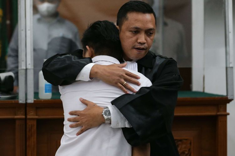 Terdakwa kasus pembunuhan berencana Brigadir Nofriansyah Yosua Hutabarat atau Brigadir J, Richard Eliezer dipeluk kuasa hukumnya Ronny Talapessy usai Jaksa Penuntut Umum membacakan tuntutan di Pengadilan Negeri Jakarta Selatan, Rabu (18/1/2023). Richard Eliezer dituntut hukuman 12 tahun penjara.