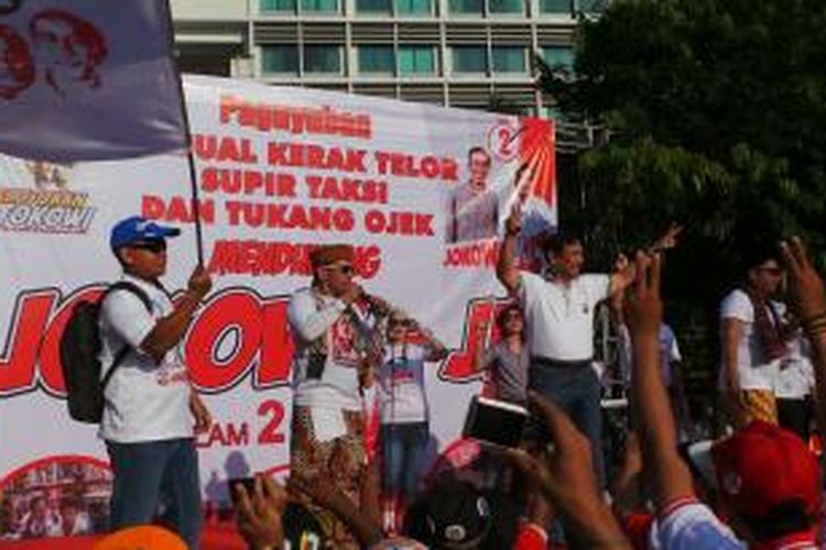 Paguyuban penjual kerak telor, sopir taksi, dan tukang ojek membuat panggung hiburan sebagai tanda dukungan kepada Jokowi-JK di Bundaran Hotel Indonesia, Minggu (22/6/2014).
