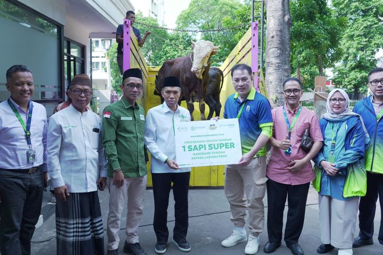 Nanobank Syariah menyerahkan hewan kurban kepada Lazisnu PBNU. 