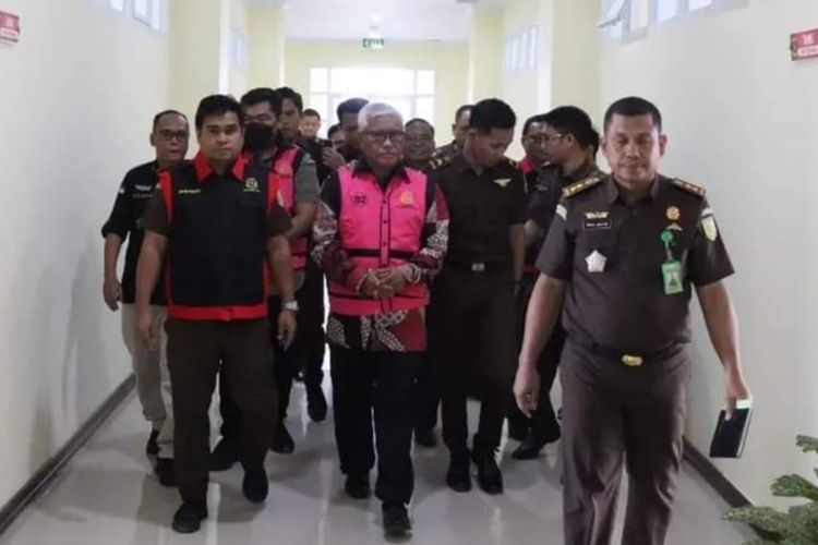 Mantan Rektor Unsulbar Akhsan Djalaluddin (rompi pink) usai ditetapkan sebagai tersangka kasus dugaan korupsi pengadaan peralatan laboratorium Unsulbar di kantor Kejati Sulbar, Selasa (29/8/2023).