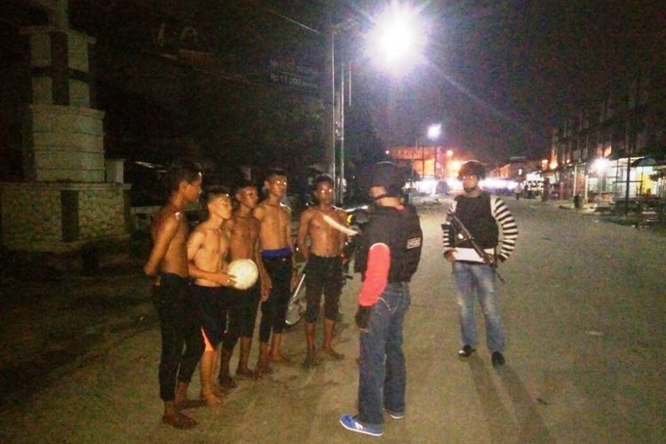 Tim Star Polres Lhokseumawe menghentikan anak-anak yang ikut balapan liar di Jalan Gudang, Kota Lhokseumawe, Rabu (7/6/2017) malam