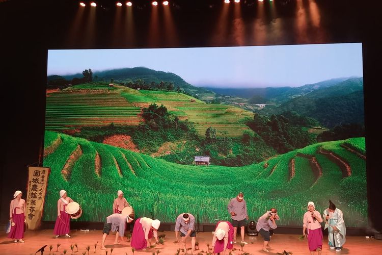 Belasan seniman dari Korea menampilkan peragaan tradisi Korea dalam perayaan panen padi, di Radjawali Semarang Culture Center, Senin (12/9/2022).