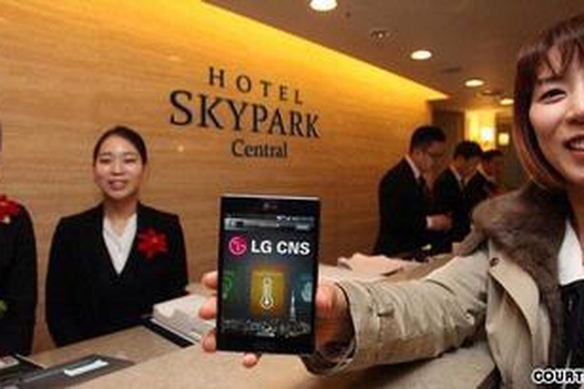 Smart-key di Hotel Skypark Central menggunakan smartphone sebagai kunci hotel. 