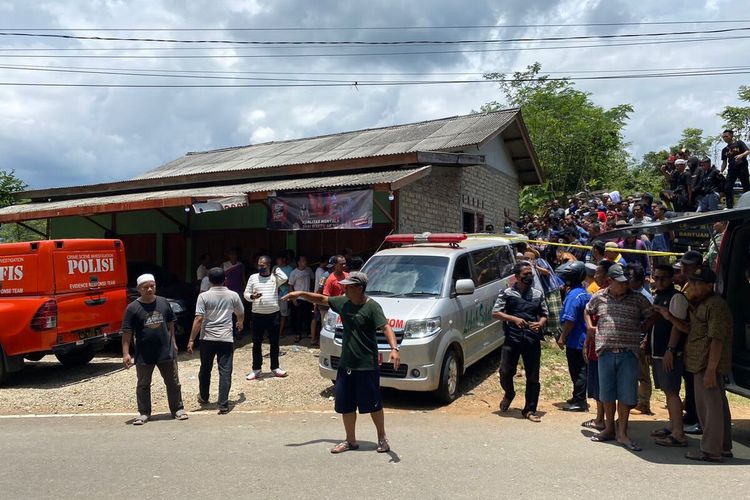 Tempat kejadian perkara (TKP) suami istri ditemukan tewas di sebuah warung di Desa Haurgajrug, Kecamatan Cipanas, Kabupaten Lebak, Banten (4/10).