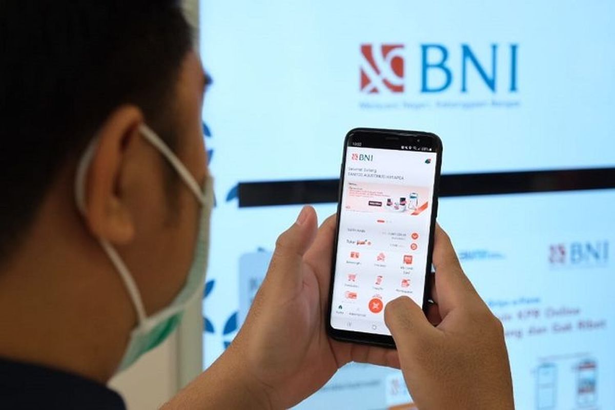 Nasabah bertransaksi menggunakan BNI Mobile Banking.