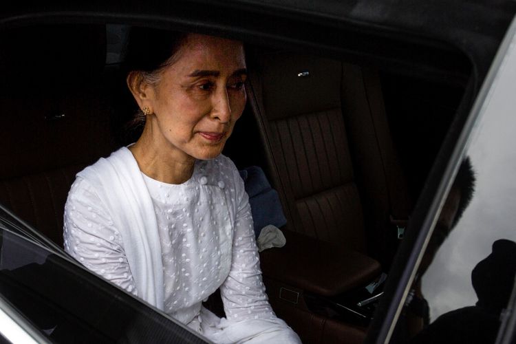 Aung San Suu Kyi setelah menghadiri pemakaman mantan ketua partai National League for Democracy (NLD) Aung Shwe di Yangon, Myanmar, 17 Agustus 2017.