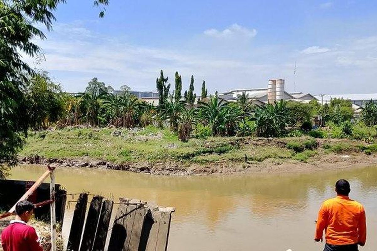 Badan Penanggulangan Bencana Daerah (BPBD) Kota Bekasi menerjunkan tim untuk memantau limbah di Kali Bekasi, Sabtu (19/4/2025). Hasilnya tidak tercium bau aroma menyengat dari pembuangan limbah.