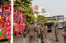 Satpol PP Tertibkan Gerobak "Merah Putih" Penjual Bendera di Trotoar Matraman