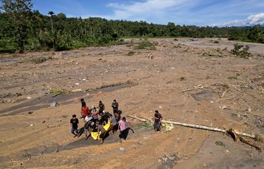 Warga mengevakuasi korban longsor yang hanyut di sungai Batang Anai, Nagari Anduriang, Padang Pariaman, Sumatera Barat, Sabtu (29/11/2025). Berdasarkan data dari BPBD Provinsi Sumatera Barat hingga Sabtu (29/11) pukul 14.00 WIB, jumlah korban meninggal akibat bencana alam di Provinsi tersebut sebanyak 90 orang sementara 86 orang lainnya dinyatakan hilang dan masih dalam pencarian.