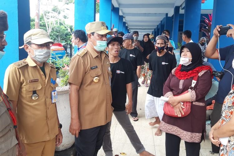 Gubernur Kalsel Sahbirin Noor memantau kondisi pengungsi di Terminal Induk Pal 6 Banjarmasin, Selasa (19/1/2021). 