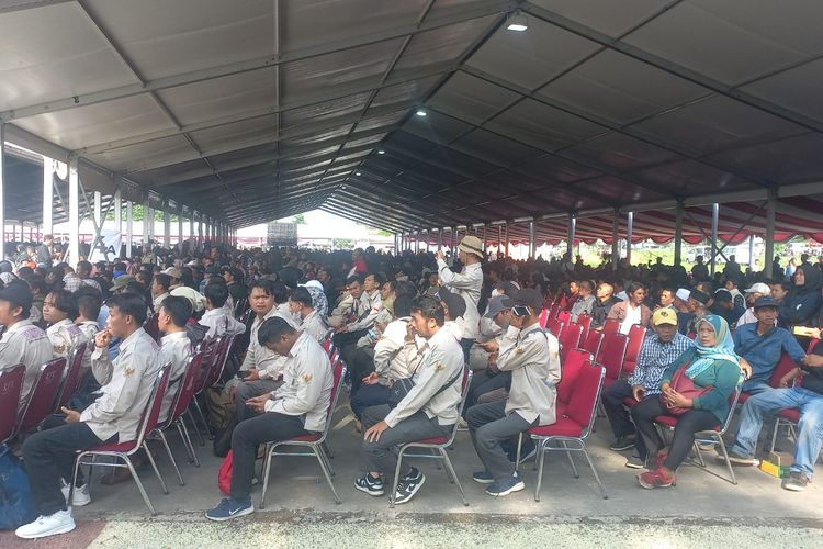 Sejumlah petani dan peternak se-Jawa Barat yang bakal bertemu dengan Menteri Pertahanan Prabowo Subianto di Sumedang, Selasa (30/1/2024).