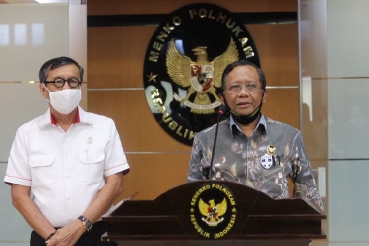 Menteri Hukum dan HAM (Menkumham) Yasonna H Laoly (kiri) dan Menteri Koordinator Bidang Politik, Hukum, dan Keamanan (Menkopolhukam) Mahfud MD di kantor Kemenkopolhukam, Selasa (16/6/2020).