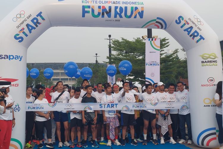 Suasana acara Fun Run yang diadakan Komite Olimpiade Indonesia (KOI) guna memeriahkan puncak perayaan Olympic Day di Plaza Timur Gelora Bung Karno (GBK), Minggu (18/9/2022) pagi WIB