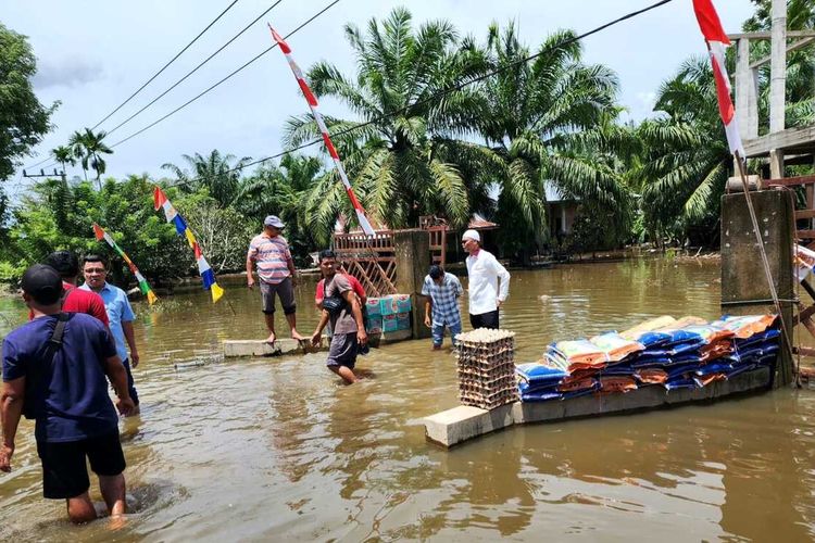 Anggota DPR RI asal Aceh, TA Khalid mengantar bantuan untuk pengungsi korban banjir di Desa Reungkam, Kecamatan Pirak Timu, Aceh Utara, Senin (10/10/2022)