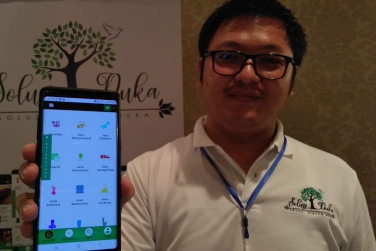 Founder & CEO PT Solusi Duka Indonesia, William Liem Coln menunjukkan platform marketplace solusiduka.com